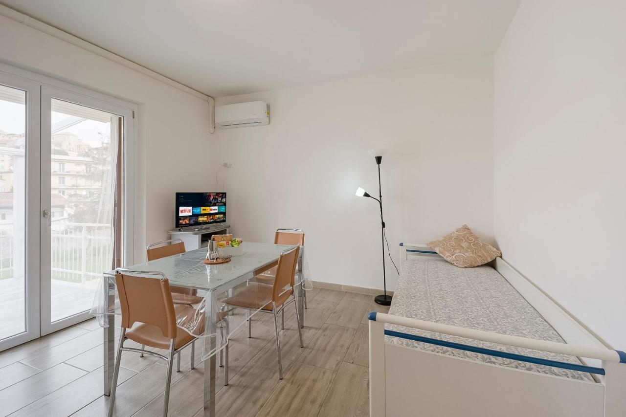 Il Gattino Di Porto - Apt 5 - Bilocale Terrazzo Piscina Imperia Bagian luar foto