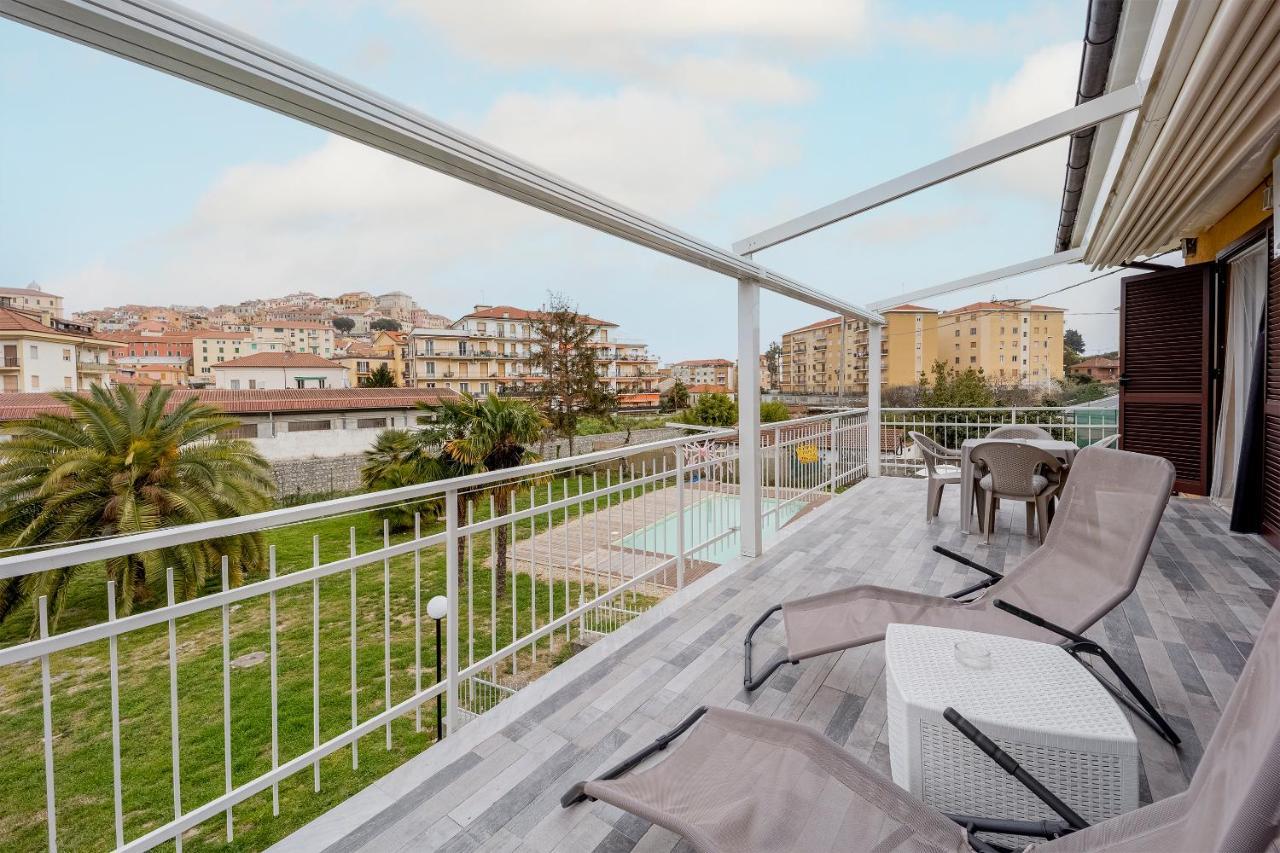 Il Gattino Di Porto - Apt 5 - Bilocale Terrazzo Piscina Imperia Bagian luar foto